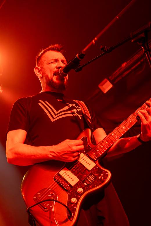 Toni Gastón a la guitarra bajo la luz roja