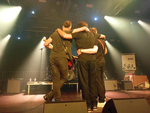 Abrazo sobre el escenario