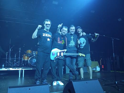 La banda con los puños en alto