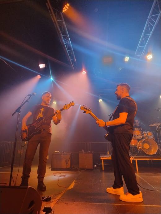 Guitarra y bajo juntos en primer plano